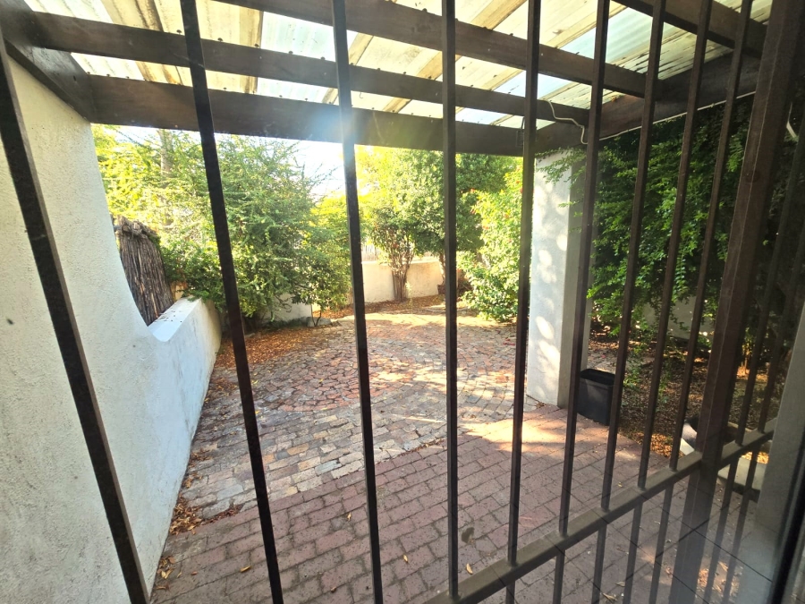 To Let 3 Bedroom Property for Rent in Esterville Western Cape